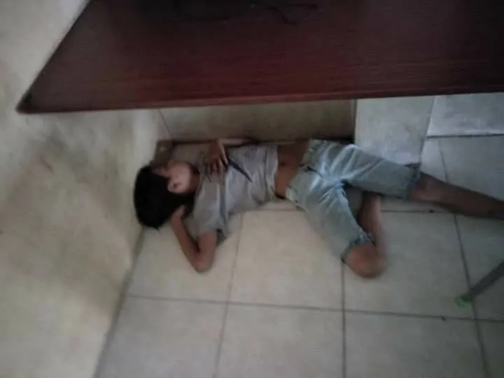 11 Pose Kocak Orang-Orang yang Ketiduran di Warnet. Anak Warnet Sejati Bakal Senyum-Senyum Sendiri Lihat ini 19
