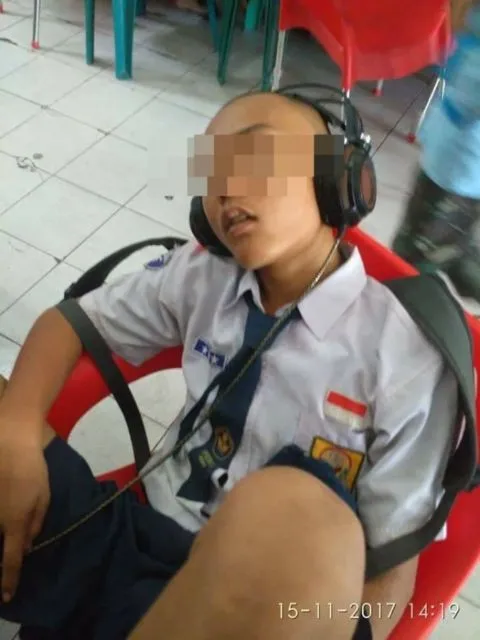 11 Pose Kocak Orang-Orang yang Ketiduran di Warnet. Anak Warnet Sejati Bakal Senyum-Senyum Sendiri Lihat ini 22