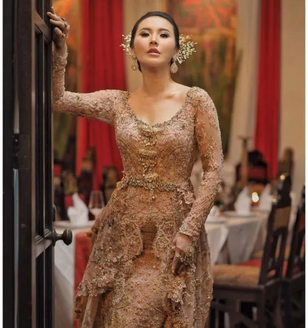 7 Ide Kebaya Lamaran Cantik Nuansa Earth-tone yang Kalem Menawan. Berkelas! 12