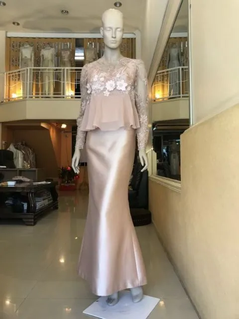 Cantiknya Kebaya Bernuansa Cokelat Berbahan Kombinasi. Simpel tapi Terlihat 'Mahal'! 13