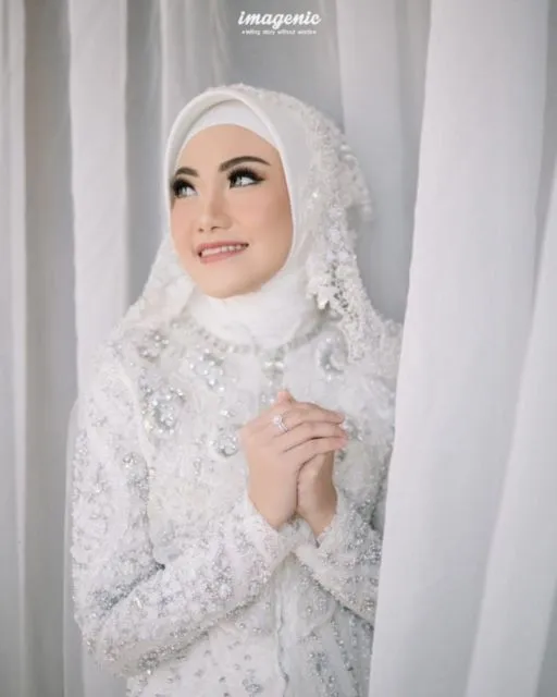 12 Ide Kebaya dengan Tudung Nikah yang Bahannya Sama. Sempurna Walau Syukurannya Sederhana 23