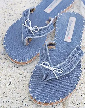 Parade Sandal dan Sepatu Berbahan Jeans yang Kece Abis. Tren Baru Nih! 19
