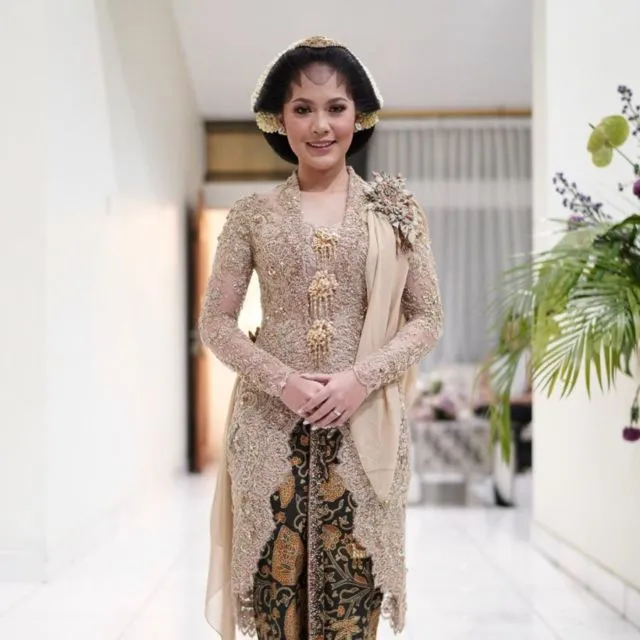 7 Ide Kebaya Lamaran Cantik Nuansa Earth-tone yang Kalem Menawan. Berkelas! 11