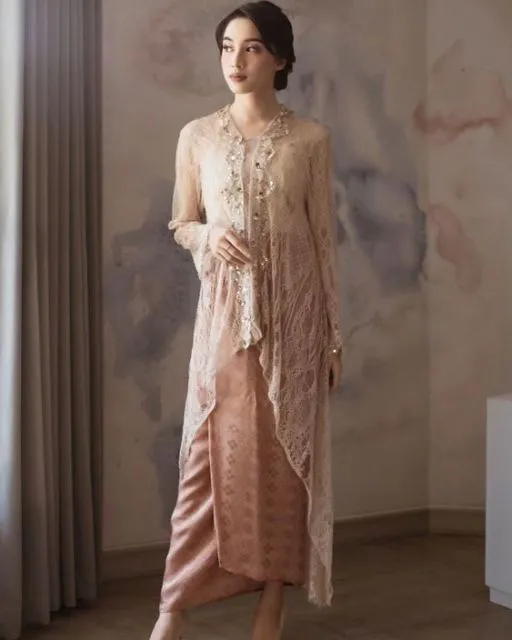 Cantiknya Kebaya Bernuansa Cokelat Berbahan Kombinasi. Simpel tapi Terlihat 'Mahal'! 12