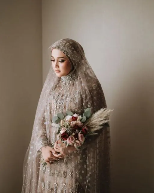 12 Ide Kebaya dengan Tudung Nikah yang Bahannya Sama. Sempurna Walau Syukurannya Sederhana 20