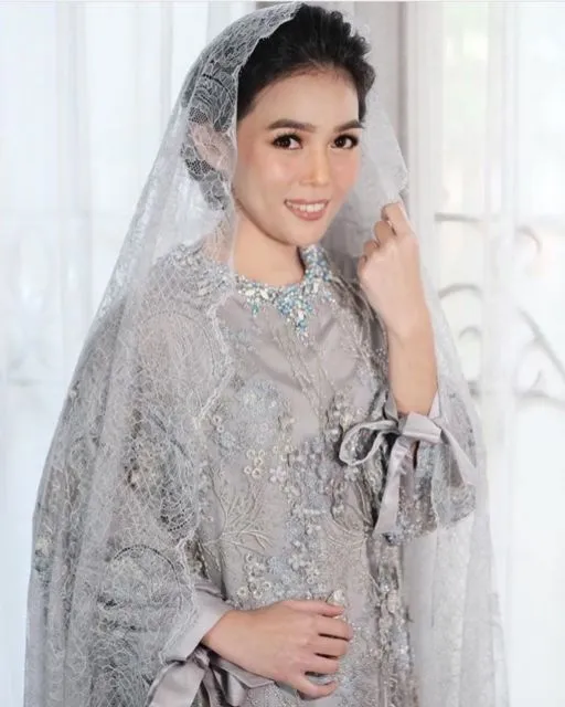 12 Ide Kebaya dengan Tudung Nikah yang Bahannya Sama. Sempurna Walau Syukurannya Sederhana 19