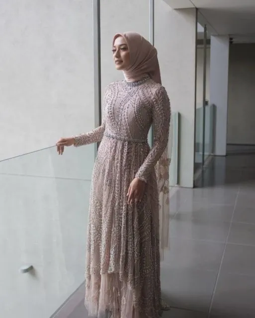 7 Ide Kebaya Lamaran Cantik Nuansa Earth-tone yang Kalem Menawan. Berkelas! 9