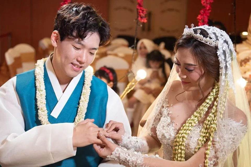 Viral Pernikahan Impian ala Drakor Cewek Banjar dengan Oppa Korea. Ketemunya dari Instagram! 13
