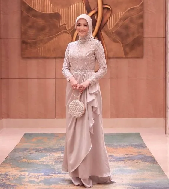 Ampuh Bikin Postur Tubuh Terlihat Tinggi, Ini Pesona Kebaya Rampel yang Super Cantik! 10