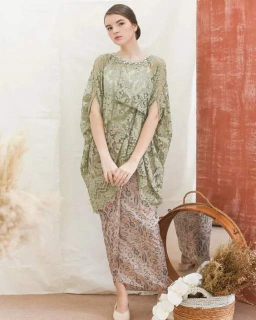 Cerahnya Nggak Norak, Ini Kumpulan Kebaya Biru dan Hijau yang Manis dan Feminin! 16