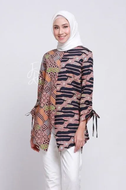 Bikin Efek Jenjang, Ini Rekomendasi Tunik Motif Batik yang Dijamin Nggak Pasaran! 12