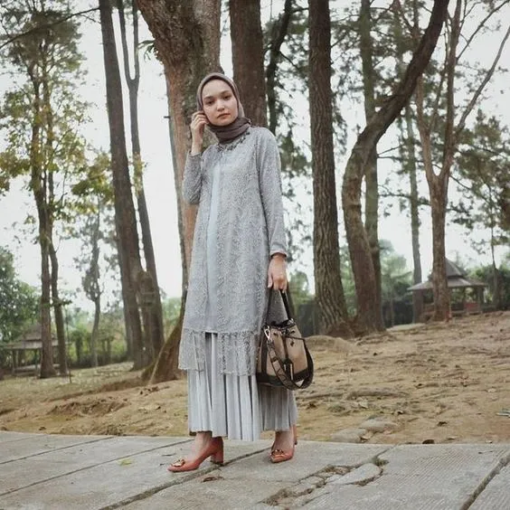 Selain Jarik, Ini 4 Alternatif Bawahan yang Nggak Kalah Elegan Buat Pasangan Kebaya! 7