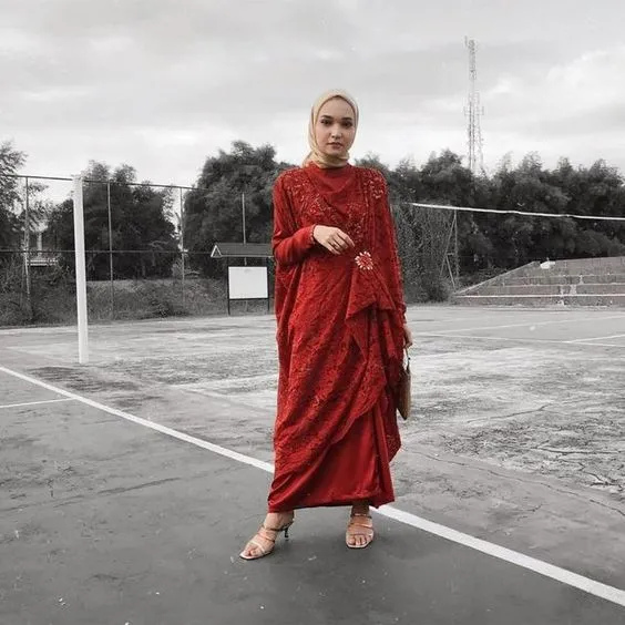Jarang Dilirik Padahal Cantik, Ini 9 Bukti Kalau Kebaya Warna Merah Nggak Kalah Menawan! 10