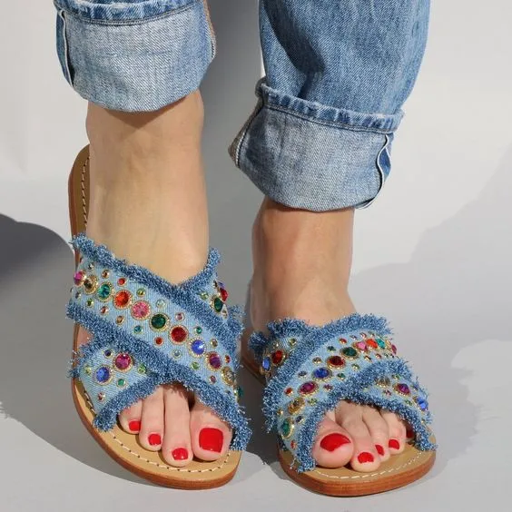 Parade Sandal dan Sepatu Berbahan Jeans yang Kece Abis. Tren Baru Nih! 12