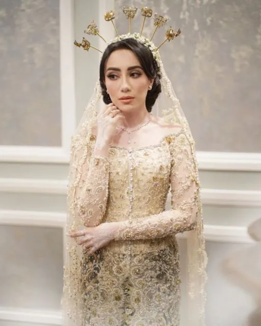 12 Ide Kebaya dengan Tudung Nikah yang Bahannya Sama. Sempurna Walau Syukurannya Sederhana 17