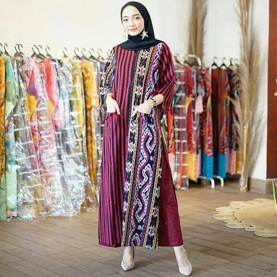 Buat Alternatif Selain Kebaya, Ini 8 Gamis Motif Batik yang Simpel tapi Anggun! 9