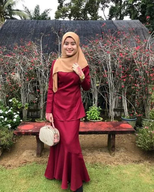 Jarang Dilirik Padahal Cantik, Ini 9 Bukti Kalau Kebaya Warna Merah Nggak Kalah Menawan! 18