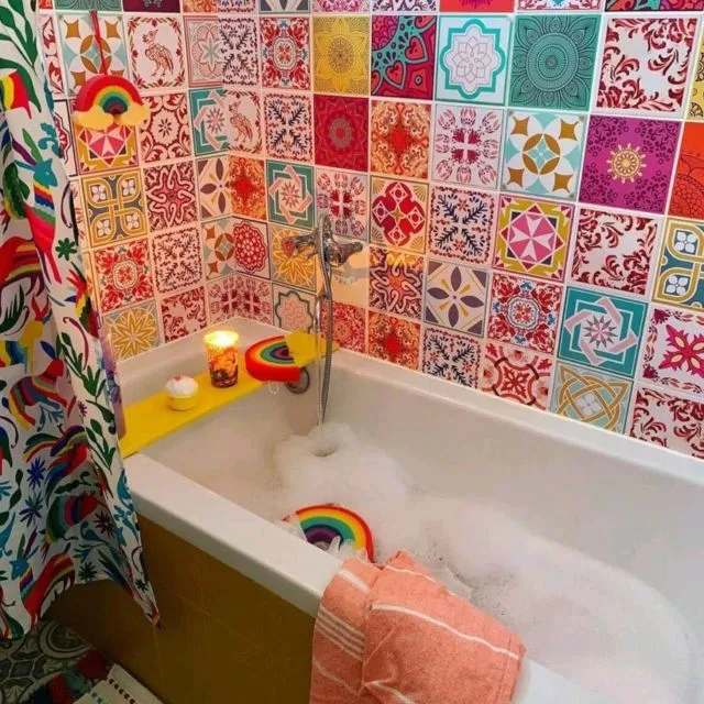 Desain Kamar Mandi Kecil di Dalam Kamar Tidur yang Tampak Lega, Meski Ukurannya Cuma 2x1 Saja 28