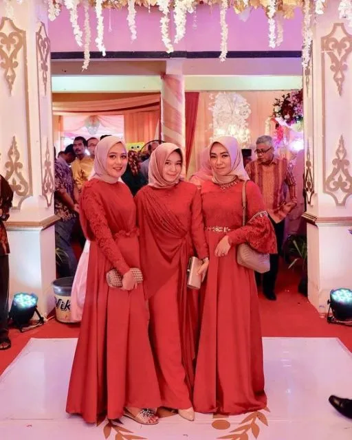 Jarang Dilirik Padahal Cantik, Ini 9 Bukti Kalau Kebaya Warna Merah Nggak Kalah Menawan! 16