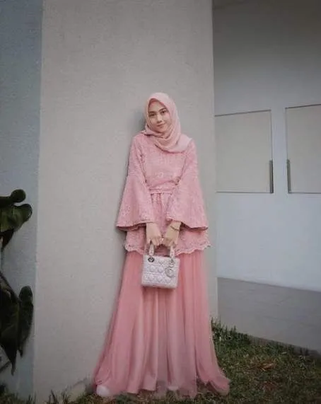 5 Model Kebaya Merah Muda Anti Pasaran di 2020. Adakah yang Sama dengan Punyamu? 7