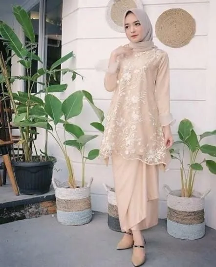 Ampuh Bikin Postur Tubuh Terlihat Tinggi, Ini Pesona Kebaya Rampel yang Super Cantik! 8