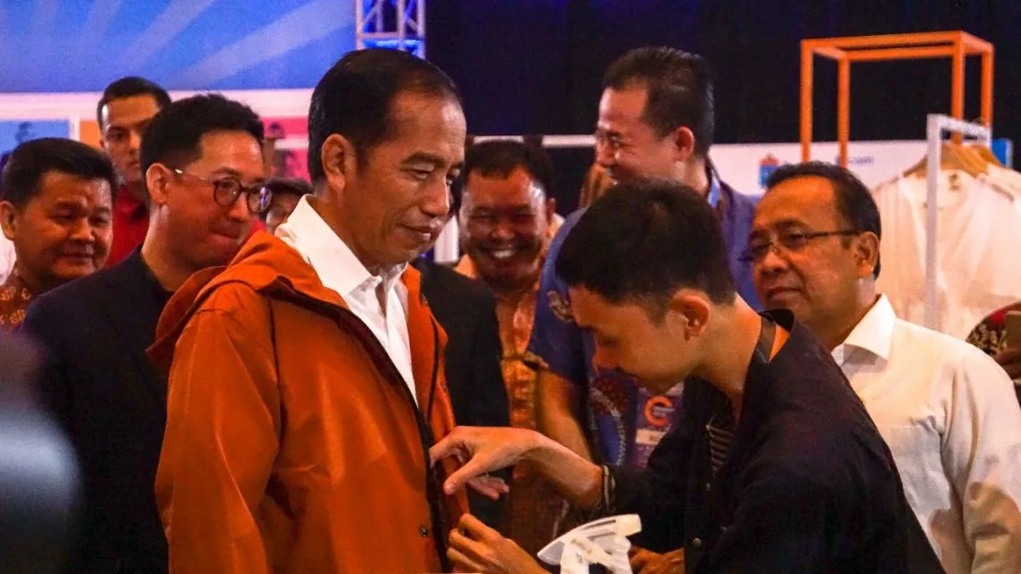 3 Produk Fashion Asli Bandung Ini Viral Karena Dipakai Jokowi. Kualitas Lokal Juara! 6