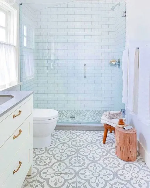Tips Memilih Keramik Kamar Mandi dan 8 Pilihan Motifnya. Anti Kepleset dan Bisa Tabrak Warna 17