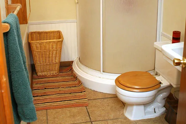 Desain Kamar Mandi Kecil di Dalam Kamar Tidur yang Tampak Lega, Meski Ukurannya Cuma 2x1 Saja 22