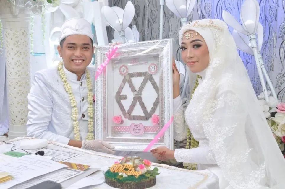Unik! Pasangan ini Viral karena Menikah dengan Tema Boyband EXO. Komplet Sama 'Personelnya'! 7