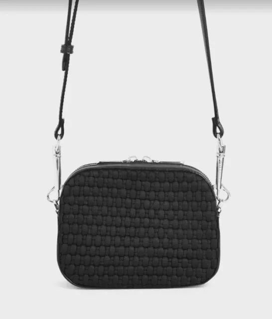Koleksi Musim Panas 'Modern Exploration' dari Charles & Keith: Bermain dengan Aksen Geometris untuk Gaya Elegan & Modern 8