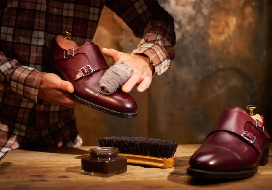 Teknik Cuci Sepatu Manual yang Nggak Asal Sikat Saja. Beda Material, Beda Juga Perlakuannya 8