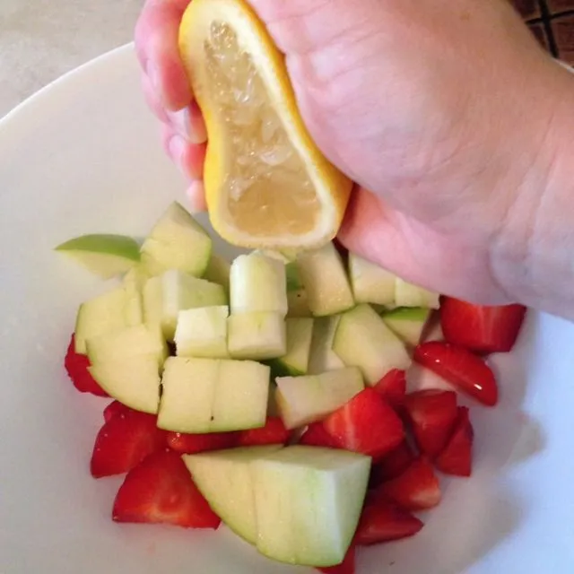 Rahasia di Balik Salad Buah yang Awet dan Sausnya Nggak Cepat Berair. Bisa Dimakan Besok Lagi 15