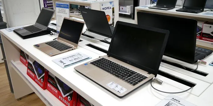 6 Tips Beli Laptop Bekas Tanpa Takut Kena Tipu. Riset Harga dan Cek Spesifikasi itu Harus! 10