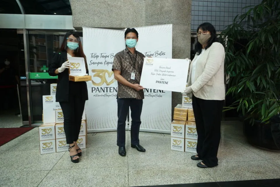 Rayakan 30 Tahun, Pantene Dukung Tenaga Medis dengan Berbagi Paket Perawatan #RambutTanpaBatas 3