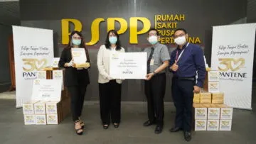 Rayakan 30 Tahun, Pantene Dukung Tenaga Medis dengan Berbagi Paket Perawatan #RambutTanpaBatas
