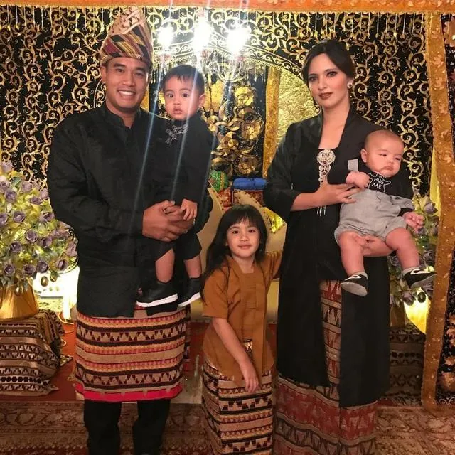 Makin Anggun, Ini Dia 7 Potret Nia Ramadhani Saat Berkebaya. Auranya Luar Biasa! 12