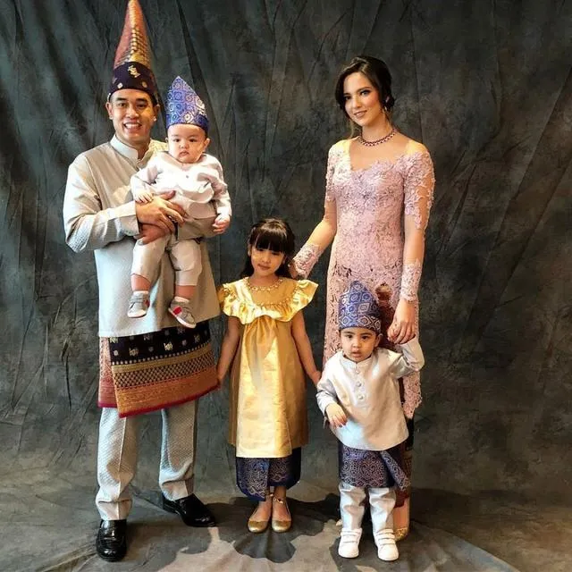 Makin Anggun, Ini Dia 7 Potret Nia Ramadhani Saat Berkebaya. Auranya Luar Biasa! 11