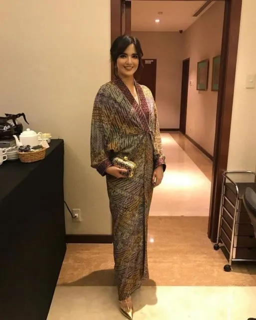 Makin Anggun, Ini Dia 7 Potret Nia Ramadhani Saat Berkebaya. Auranya Luar Biasa! 13