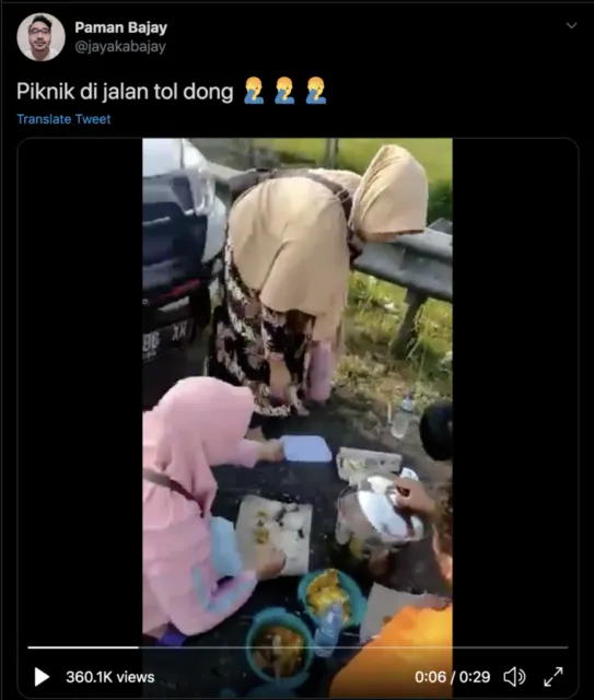 Viral Satu Keluarga Makan-Makan di Bahu Jalan Tol, Ini Berasa Pesta Kebun Apa Gimana Sih!? 4
