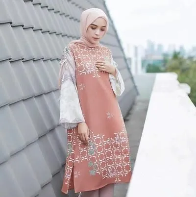 Bikin Efek Jenjang, Ini Rekomendasi Tunik Motif Batik yang Dijamin Nggak Pasaran! 15