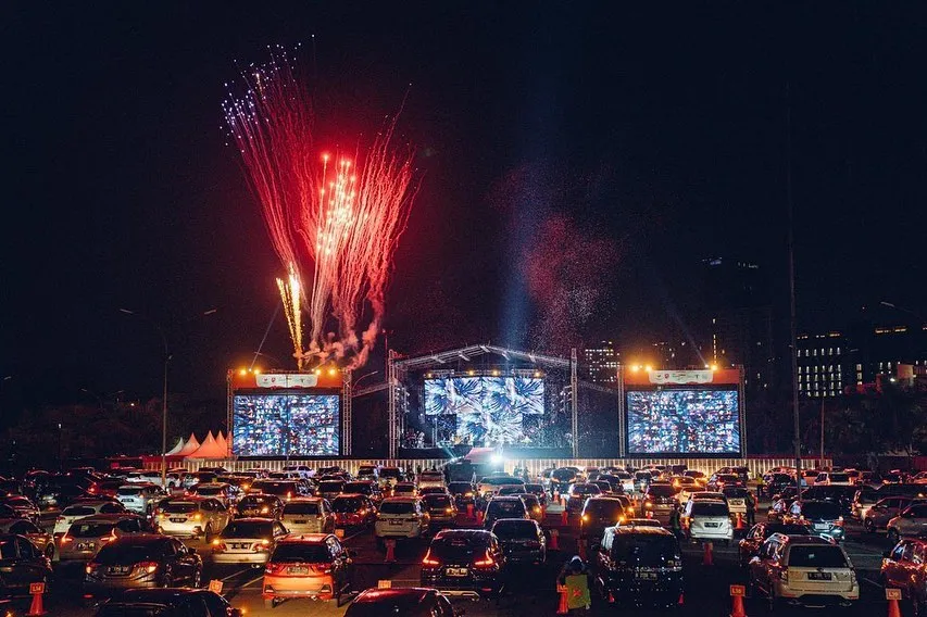 Serunya Konser Musik Drive-In di Jakarta, Tepuk Tangan Penonton Diganti Klakson Mobil Bersahutan 15