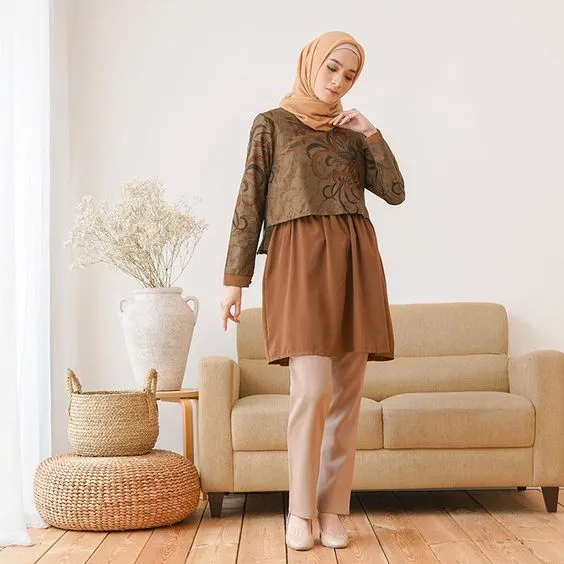 5 Model Blouse Batik Kombinasi Kain Polos. Tetap Santai, Walau Tampil Formal! 6