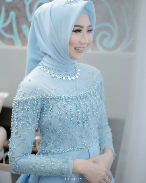Cerahnya Nggak Norak, Ini Kumpulan Kebaya Biru dan Hijau yang Manis dan Feminin! 10