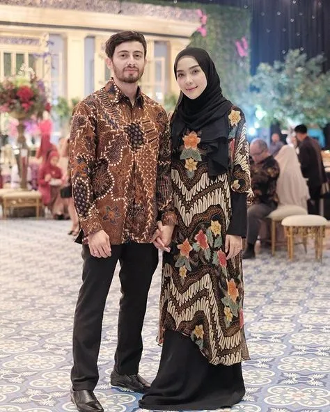 Buat Alternatif Selain Kebaya, Ini 8 Gamis Motif Batik yang Simpel tapi Anggun! 12