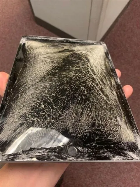 Sederet Gadget dengan Kerusakan di Luar Nalar. Tukang Servis Bakal Histeris Kalau Suruh Benerin! :( 19