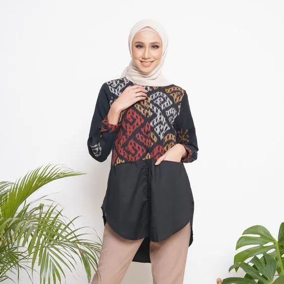 5 Model Blouse Batik Kombinasi Kain Polos. Tetap Santai, Walau Tampil Formal! 10