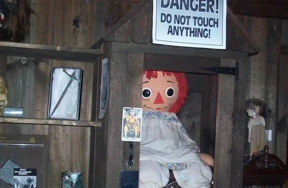 Sempat Dikabarkan Kabur, Boneka Misterius Annabelle Dikonfirmasi Tetap Berada di Museum 4