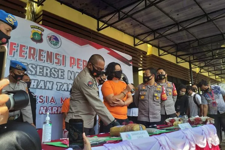 Karena Kepemilikan Ganja, Drummer J-Rocks dan Beberapa Kru Band Diamankan Pihak Kepolisian 4