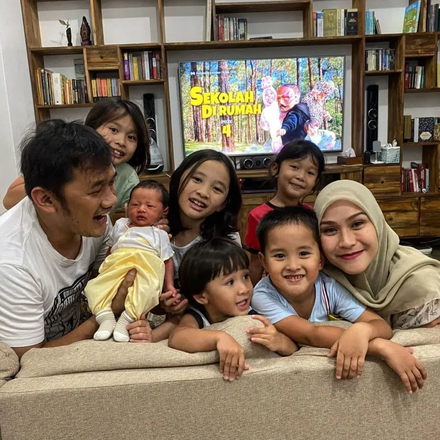 Ibu Kota Jadi Pusat Industri Hiburan, 10+ Artis ini Justru Memilih Tinggal di Luar Jakarta 18