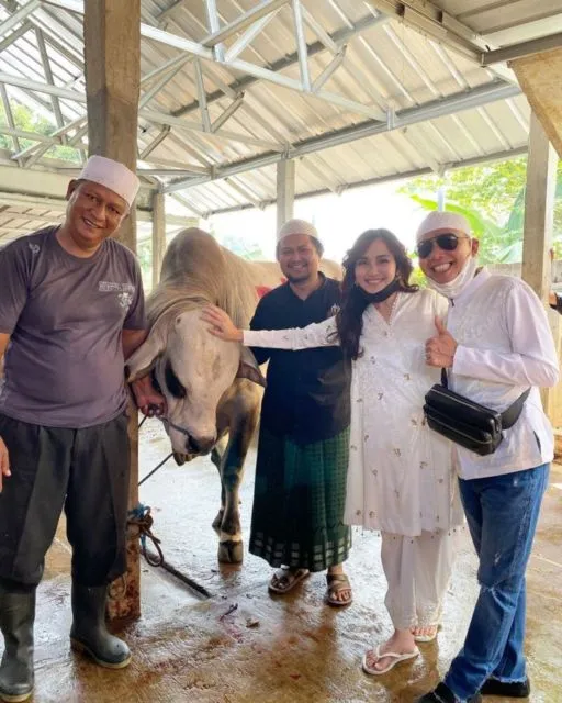 6 Kegiatan Artis Saat Rayakan Iduladha. Ada yang Sumbang Sapi Jumbo dan Ikut Sembelih Langsung 10